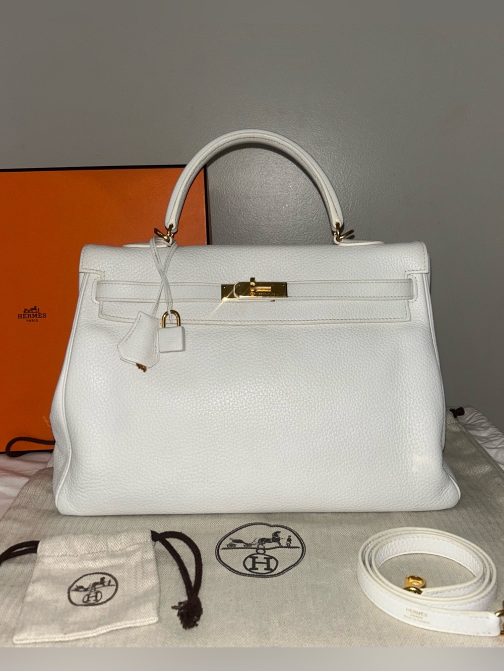 HERMÈS Kelly 35 White Blanc Clemence Leather Gold Hardware Handbag - Picture 3 of 14